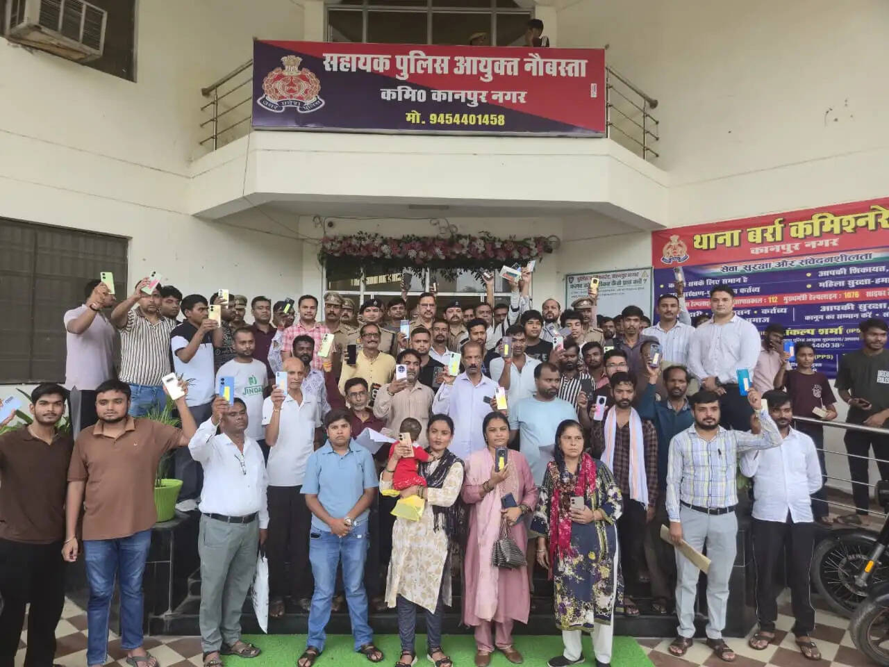 पुलिस ने गुम और चोरी हुए 111 मोबाइल उनके वास्तविक स्वामियों को लौटाए