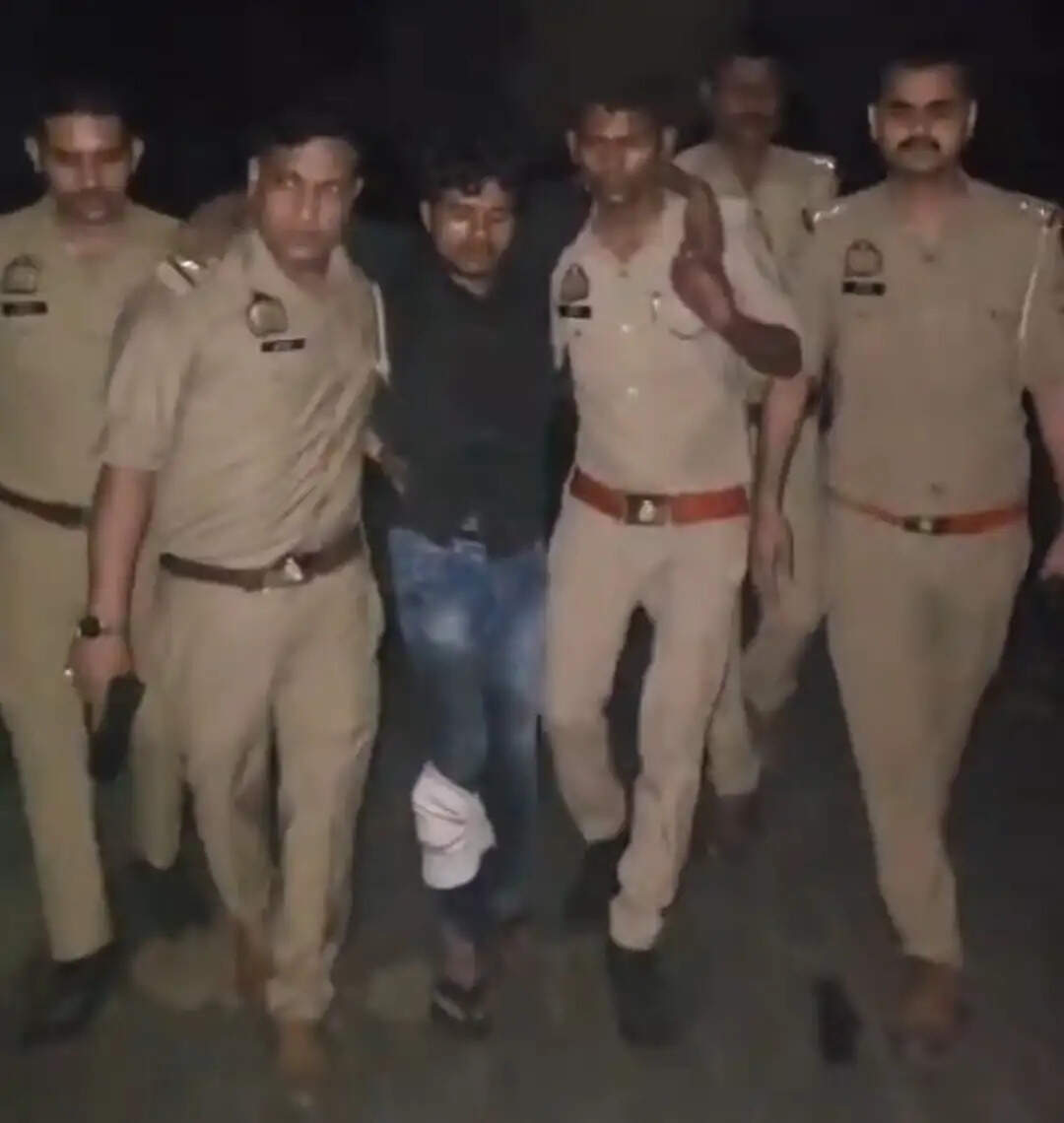 शराब सेल्समैनों से लूट करने वाले गिरोह के पांच आरोपित मुठभेड़ में गिरफ्तार, एक के पैर में लगी गोली