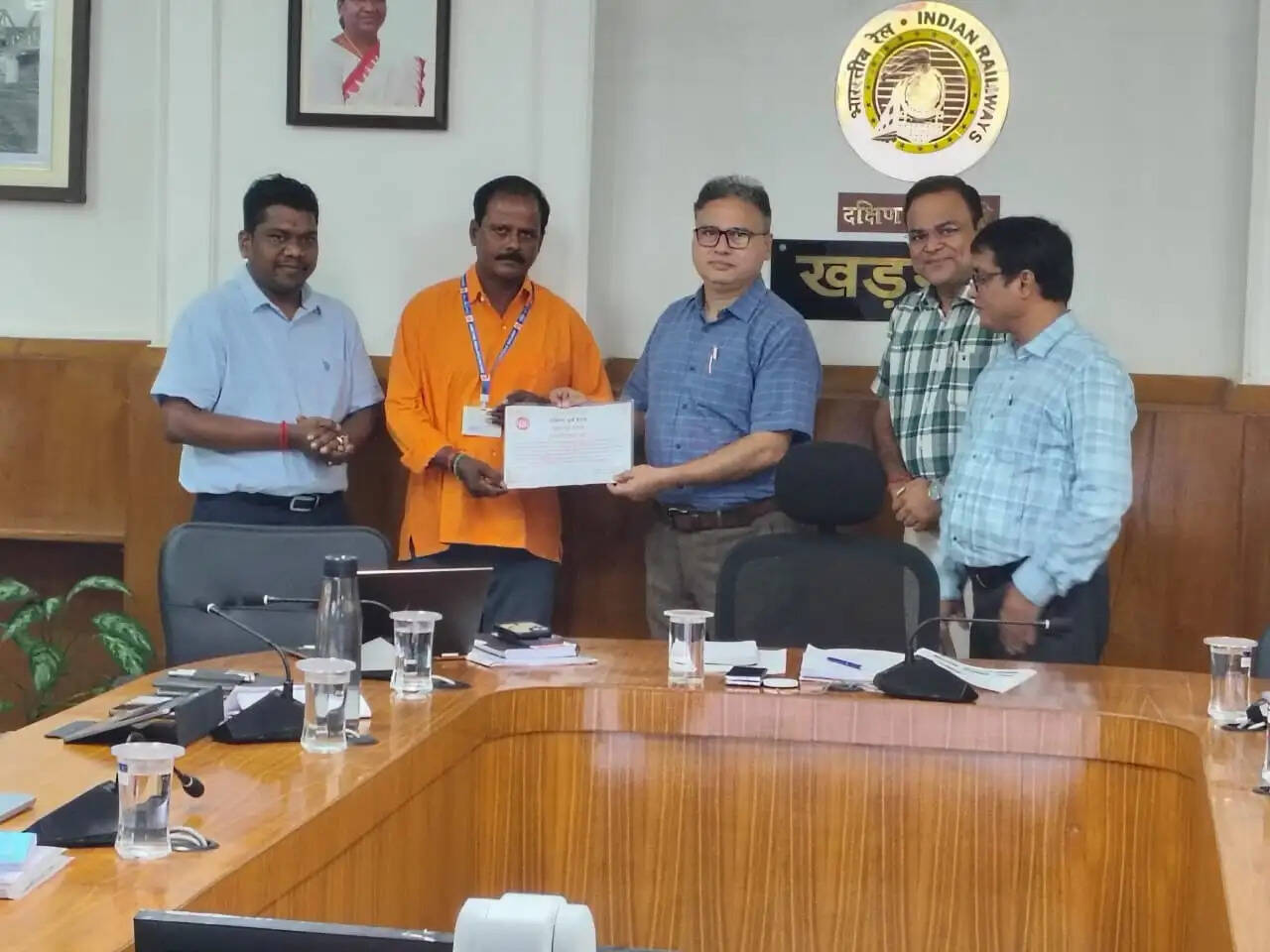 सतर्कता के लिए खड़गपुर मंडल के कीमैन को नकद पुरस्कार और प्रशस्ति पत्र