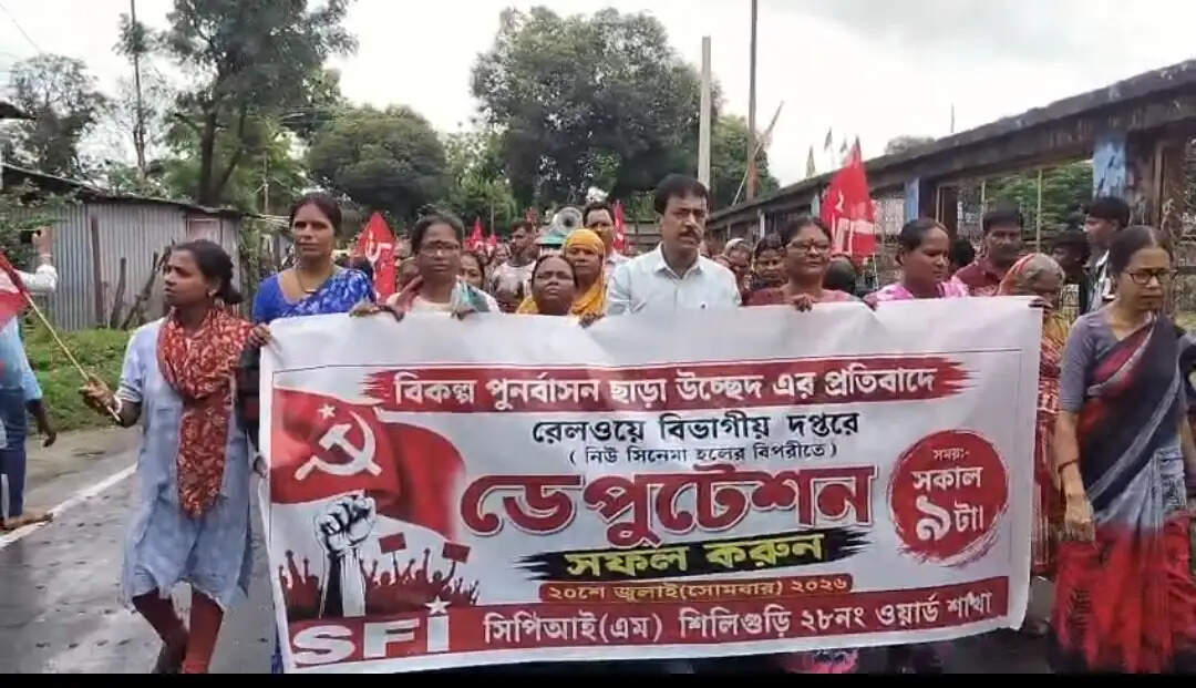 अतिक्रमण अभियान के विरोध में प्रदर्शन, पुनर्वास की मांग