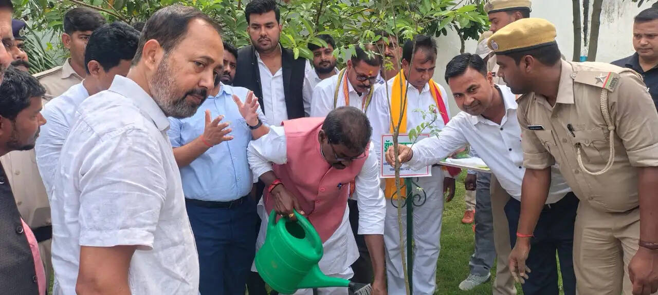 जिला प्रभारी मंत्री ने सर्किट हाउस में किया वृक्षारोपण