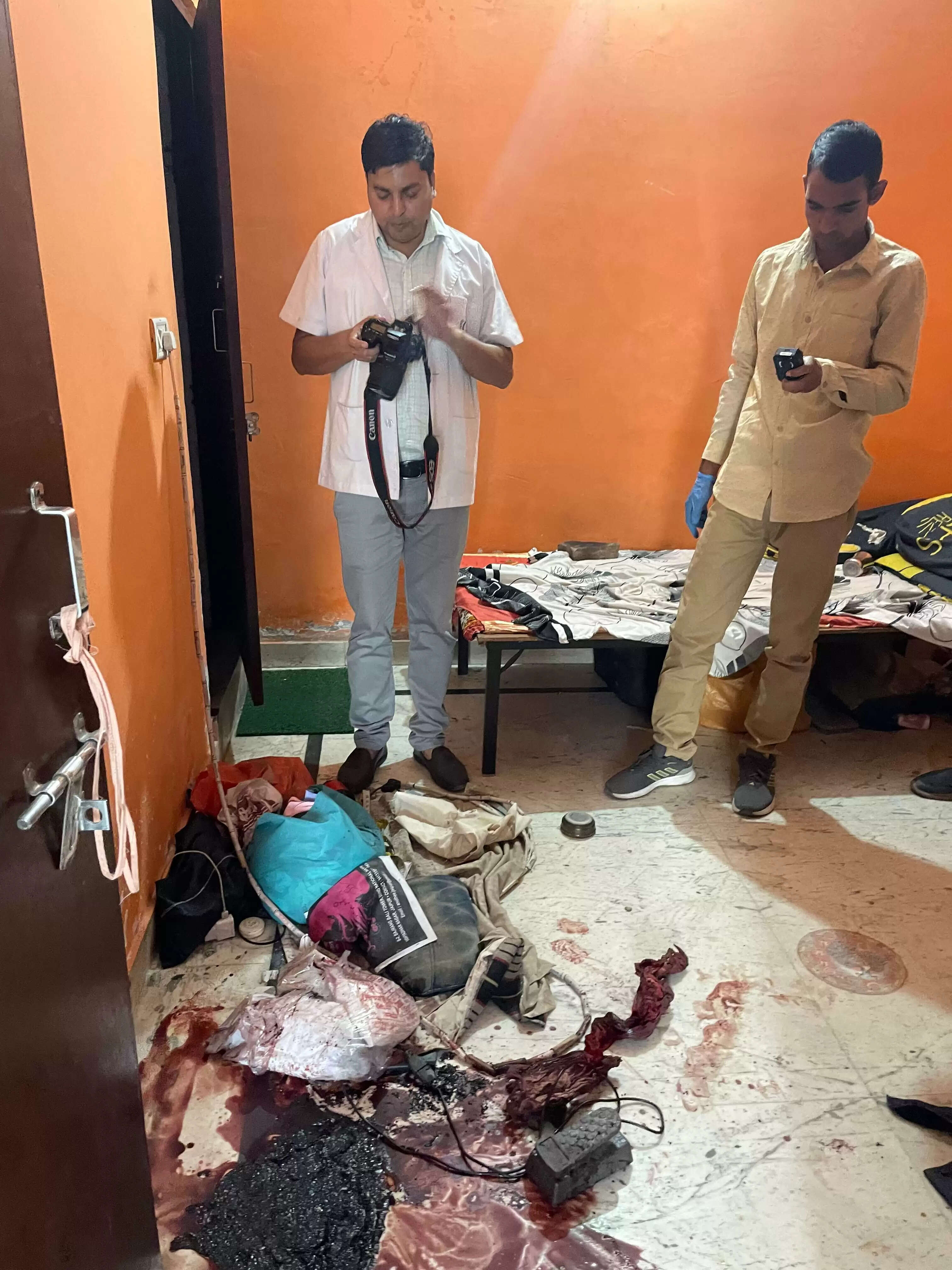 बेटे ने गले में कैंची घोंपकर उतारा पिता को मौत के घाट