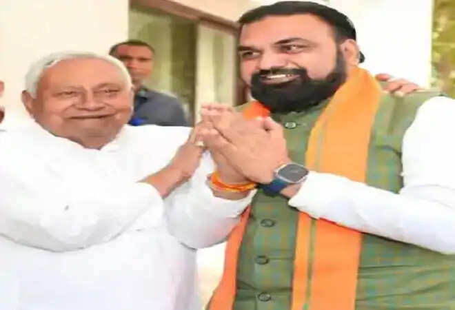 मुख्यमंत्री सम्राट ने दिल्ली से लौटते ही नीतीश कुमार से की शिष्टाचार मुलाकात