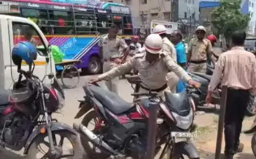 खड़गपुर में फुटपाथ अतिक्रमण पर चला अभियान