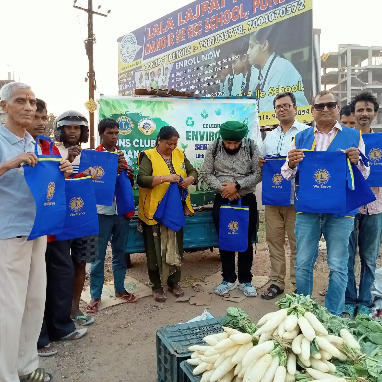 प्लास्टिक विरोध दिवस पर पर कपड़ा के थैले का वितरण