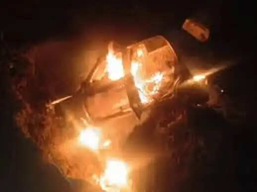 बालाघाट:&nbsp;गड्ढे&nbsp;में गिरी कार में लगी आग, एक ही परिवार के तीन लोगों की मौत