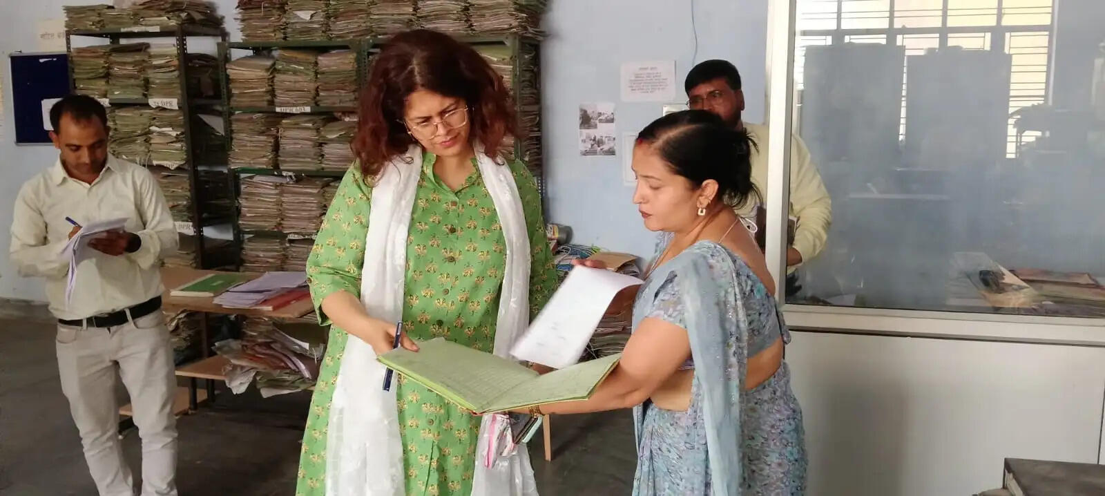 जिलाधिकारी ने डूडा कार्यालय का किया निरीक्षण, आईजीआरएस के 10 शिकायतकर्ताओं से रोज लिया जा रहा फीडबैक