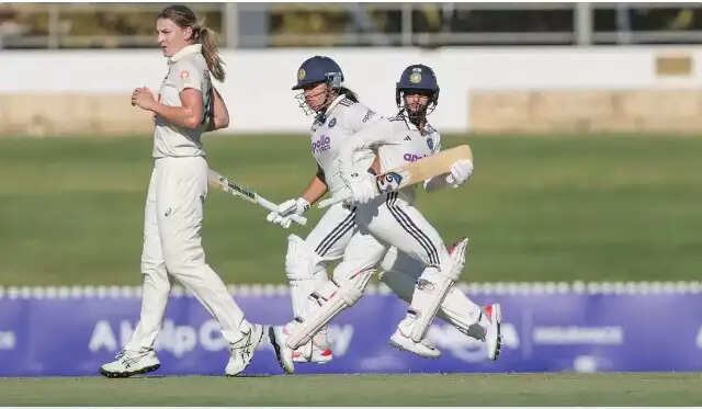 महिला पिंक बॉल टेस्ट: ऑस्ट्रेलिया के गेंदबाजों का दबदबा, भारत 198 पर सिमटा