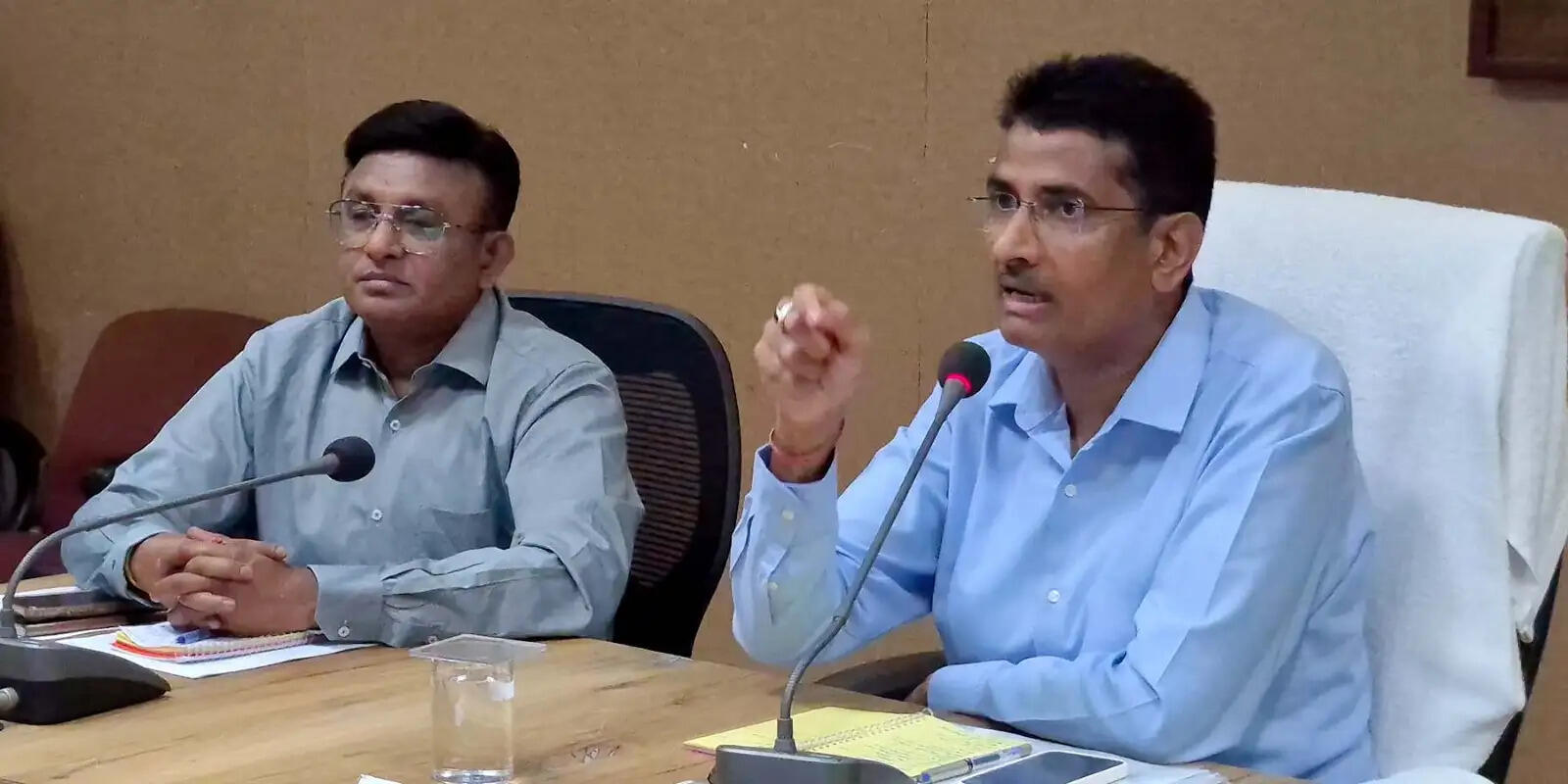 दमोह में समीक्षा बैठक: कलेक्टर ने विभागीय कार्यों की प्रगति परखी, लापरवाही पर जताई नाराजगी