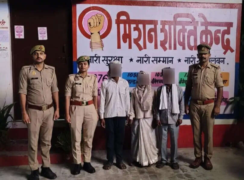 भटकी वृद्ध महिला को पुलिस ने सकुशल परिजनों से मिलाया