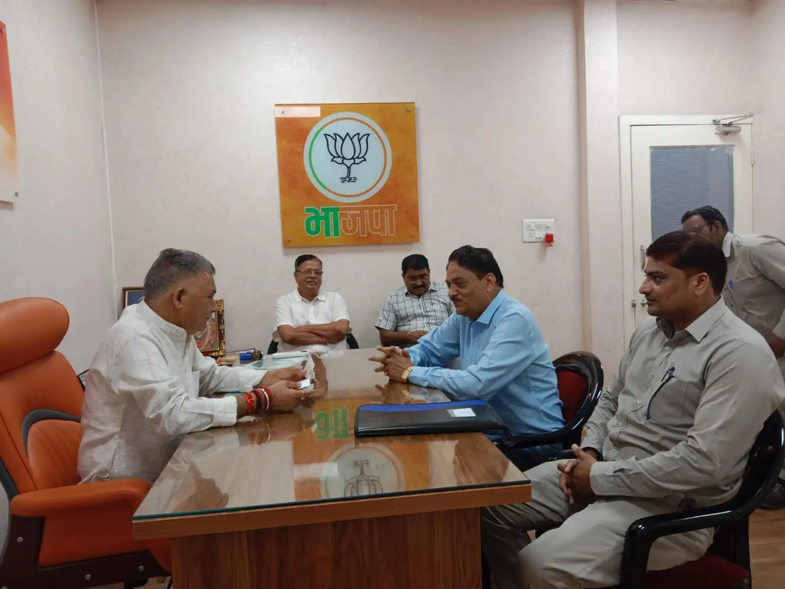 भाजपा प्रदेश कार्यालय में कैबिनेट मंत्री इंदर सिंह परमार ने कार्यकर्ताओं से की मुलाकात,&nbsp;त्वरित निराकरण के दिए निर्देश