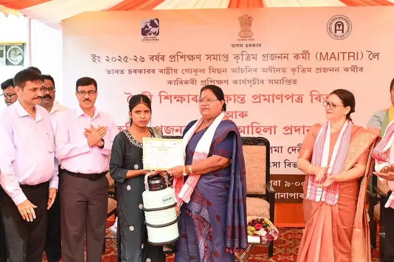 पशुपालन सेवाओं को मजबूत करने के लिए असम में मैत्रियों को कृत्रिम गर्भाधान उपकरण वितरित