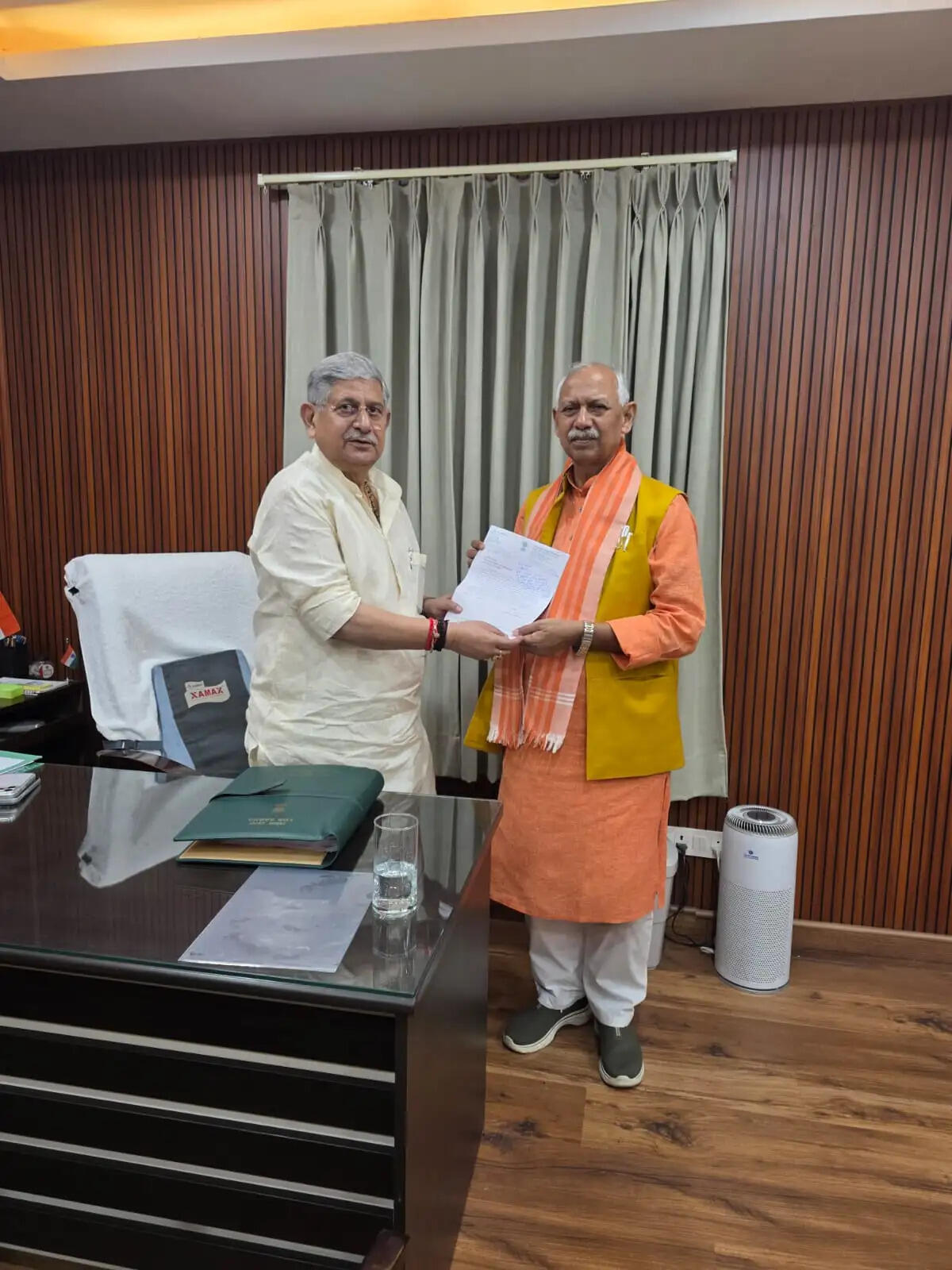 महाराजगंज सांसद ने केंद्रीय मंत्री ललन सिंह से चलंत पशुचिकित्सालय खोलने की मांग की
