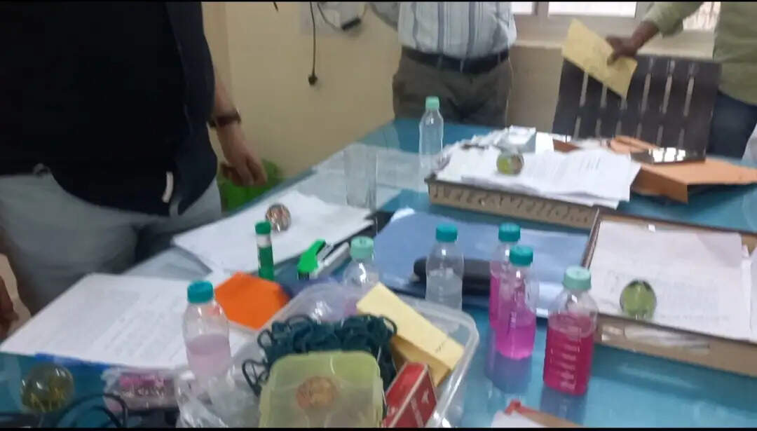 करैरा : ईओडब्ल्यू की कार्रवाई: 20 हजार की रिश्वत लेते कंप्यूटर ऑपरेटर गिरफ्तार, जेई सुजीत मिश्रा मुख्य आरोपी