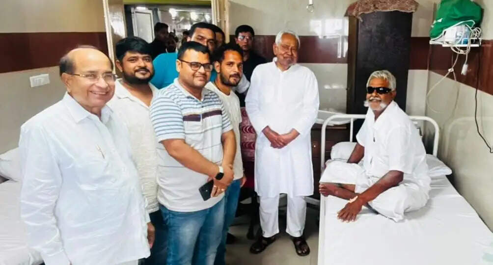 नीतीश कुमार ने आईजीआईसी पहुंचकर पूर्व सुरक्षा पदाधिकारी बसंत सिंह का जाना हाल