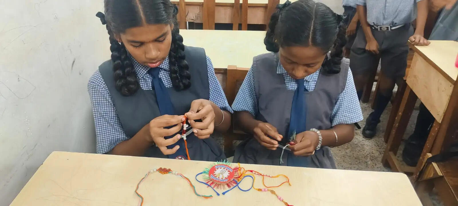 रायपुर : दिव्यांग बालिकाओं ने अपने हुनर से आकर्षक राखियां बनाई