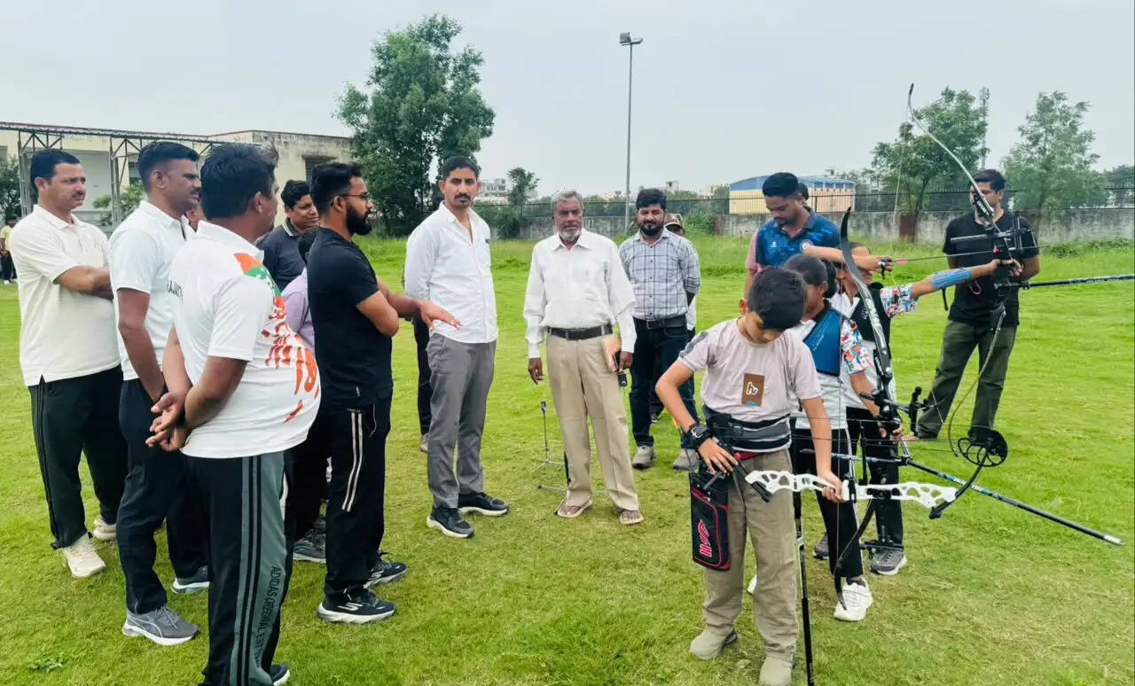 सांसद राजकुमार रोत की पहल: प्रतिभावान तीरंदाज विश्वद्वीप रंगोत को मिला अत्याधुनिक रिकर्व धनुष सेट