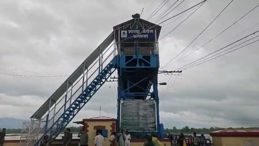 भारी बारिश से बढ़ा शारदा नदी का जलस्तर, बनबसा बैराज पर रेड अलर्ट जारी