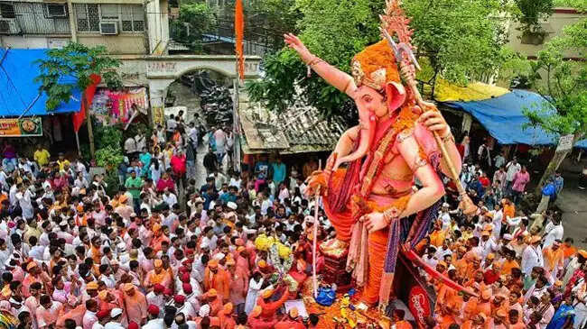 मुंबई में ‘गणपति बप्पा मोरया’ के जयकारे के साथ गणेश विसर्जन शुरु