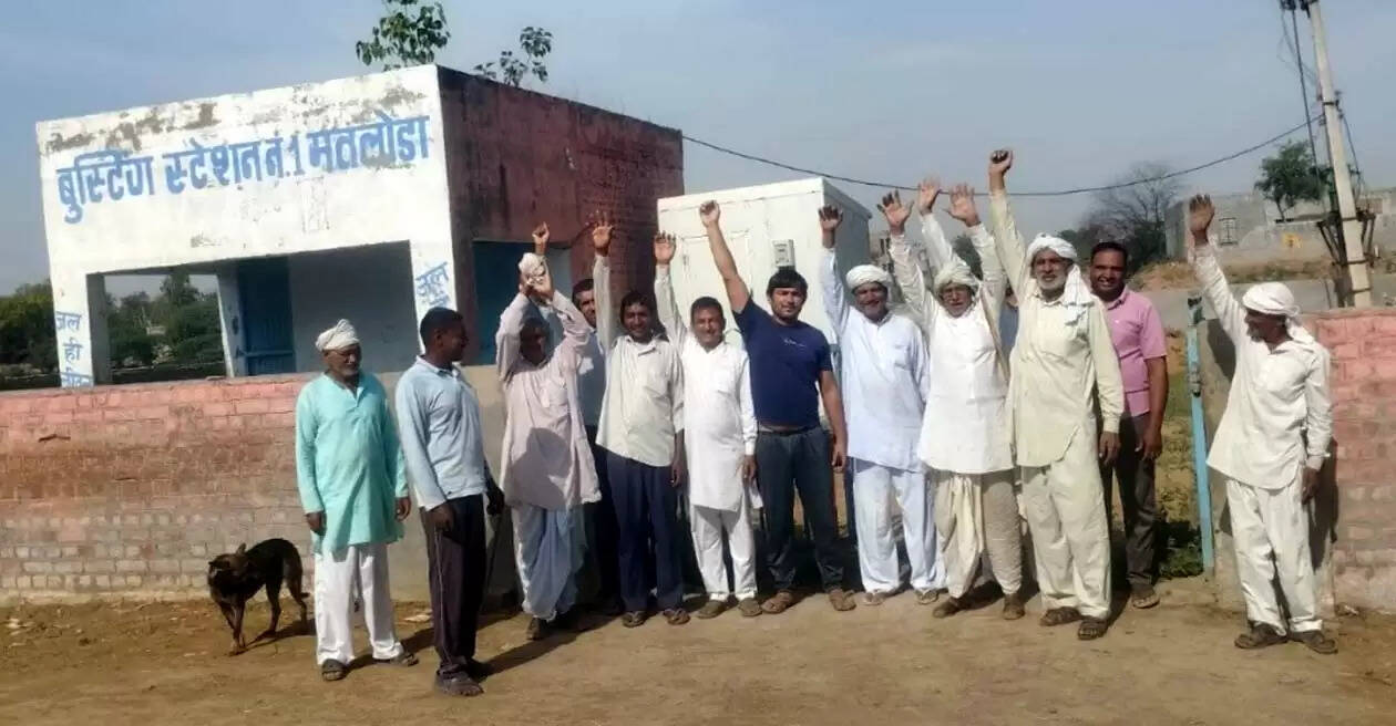 हिसार : बूस्टिंग स्टेशन पर दयनीय हालत पर ग्रामीणों ने किया प्रदर्शन