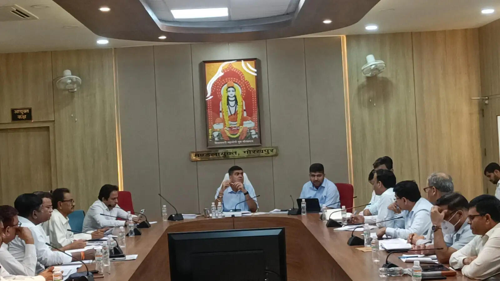 गोरखपुर के मंडलायुक्त ने की विकास कार्यों की समीक्षा,लापरवाह अफसरों को चेताया