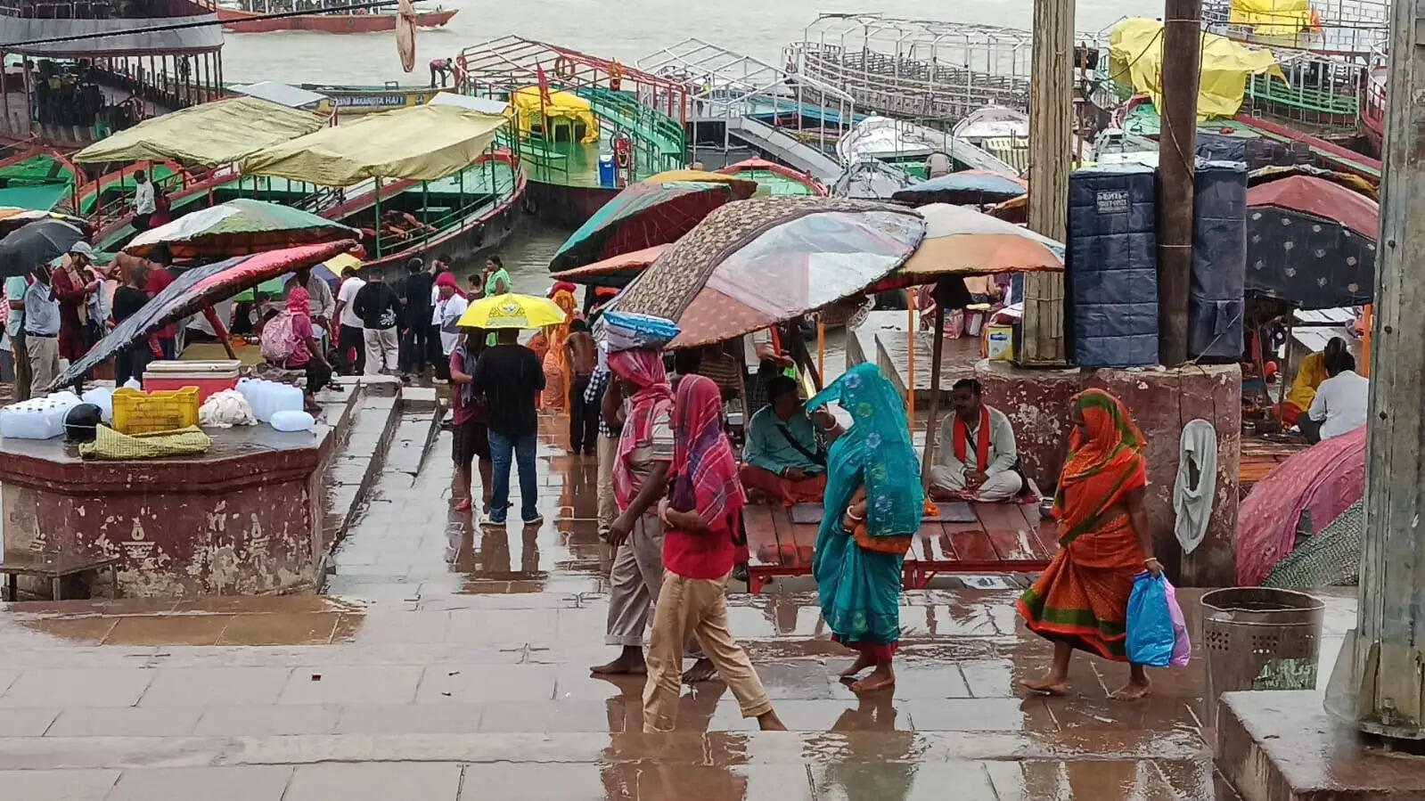 अर्नब चक्रवात से वाराणसी में थमी जनजीवन की रफ्तार, 24 घंटे से अधिक समय से हो रही बूंदाबांदी