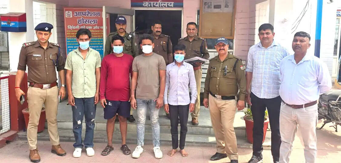 घर में घुसकर ग्राम प्रधान पर हमला करने में चार गिरफ्तार