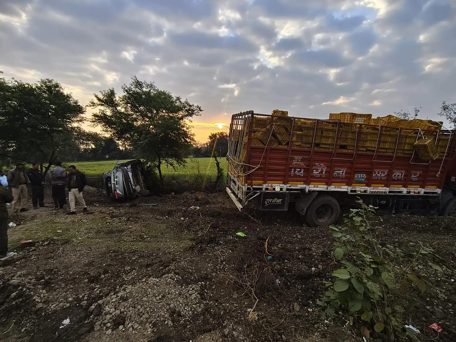 राजगढ़ःतेज रफ्तार ट्रक ने कार को मारी टक्कर,पति की मौत, पत्नी सहित तीन घायल