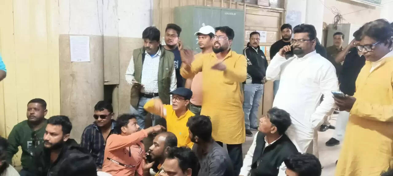 चुचुड़ा में एसडीओ कार्यालय में फाड़ा गया फॉर्म-7, भाजपा कार्यकर्ताओं पर हुआ हमला