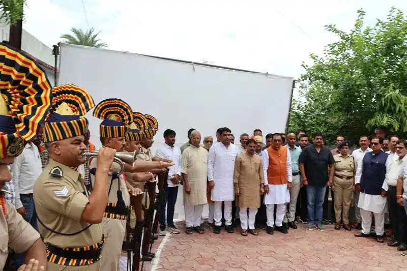सीहोरः अमर शहीद कुंवर चैनसिंह के शहादत दिवस पर दिया गया गार्ड ऑफ ऑनर