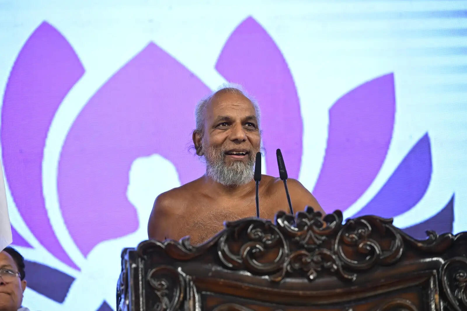 अपने भीतर संस्कारों के दीप जलाइए, बाहर का अंधकार अपने आप मिट जाएगा : मुनीश्री