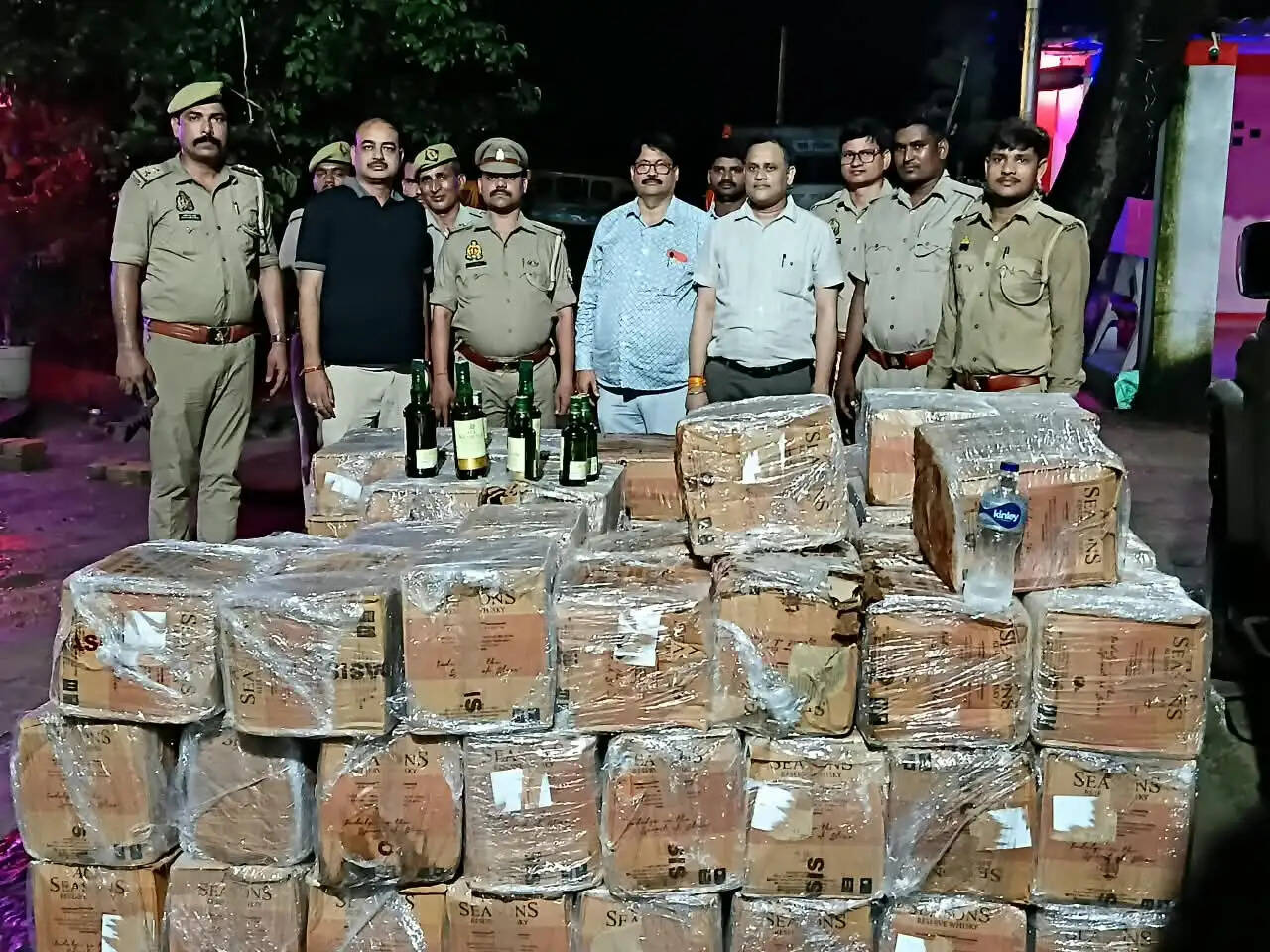 प्रयागराज में 981 लीटर अवैध शराब बरामद, चालक पिकअप छोड़कर फरार