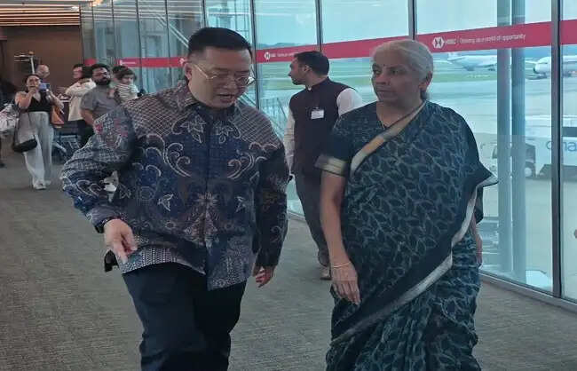 भारत-सिंगापुर मंत्री स्तरीय गोलमेज बैठक में भाग लेने सिंगापुर पहुंचीं सीतारमण
