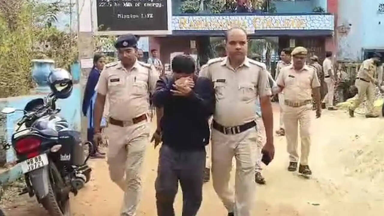 एसएससी ग्रुप-सी परीक्षा में मोबाइल के साथ दो परीक्षार्थी गिरफ्तार