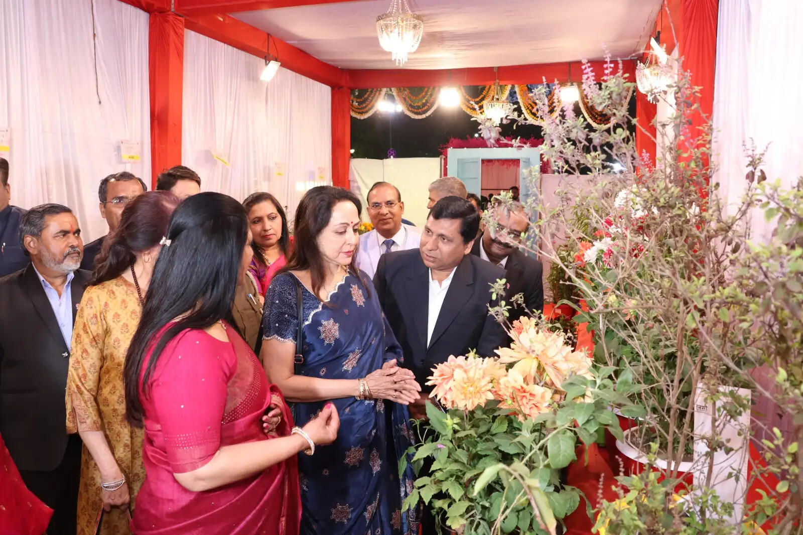 मथुरा में फ्लावर शो का सांसद हेमा मालिनी ने किया उद्घाटन