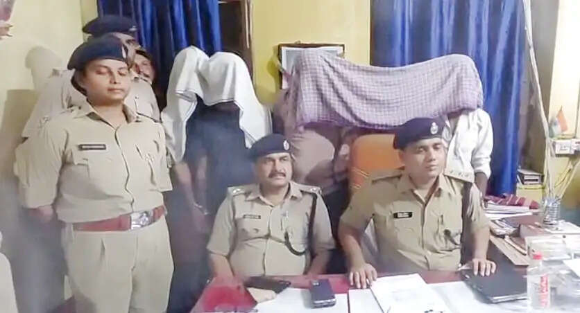रंगदारी मांगने वाले गिरोह का पुलिस ने किया भंडाफोड़, हथियार और कारतूस के साथ 5 अपराधी गिरफ्तार