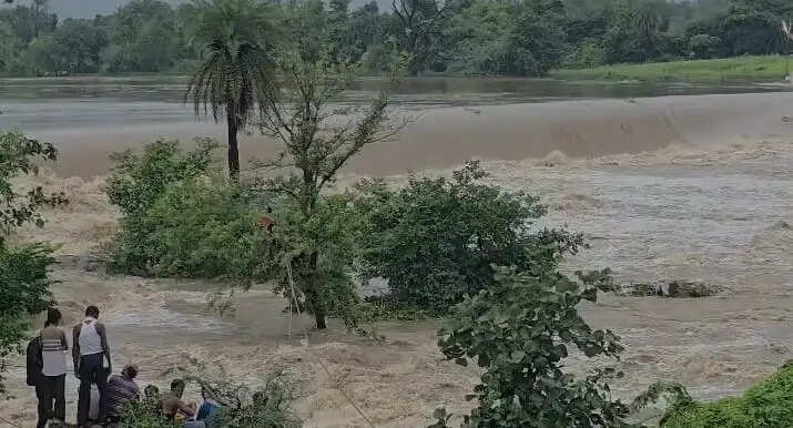 सुखनई नदी के अचानक उफान पर पेड़ बना सहारा, रेस्क्यू में ड्रोन से तलाशकर 08 घंटे बाद सुरक्षित निकले चार मछुआरे