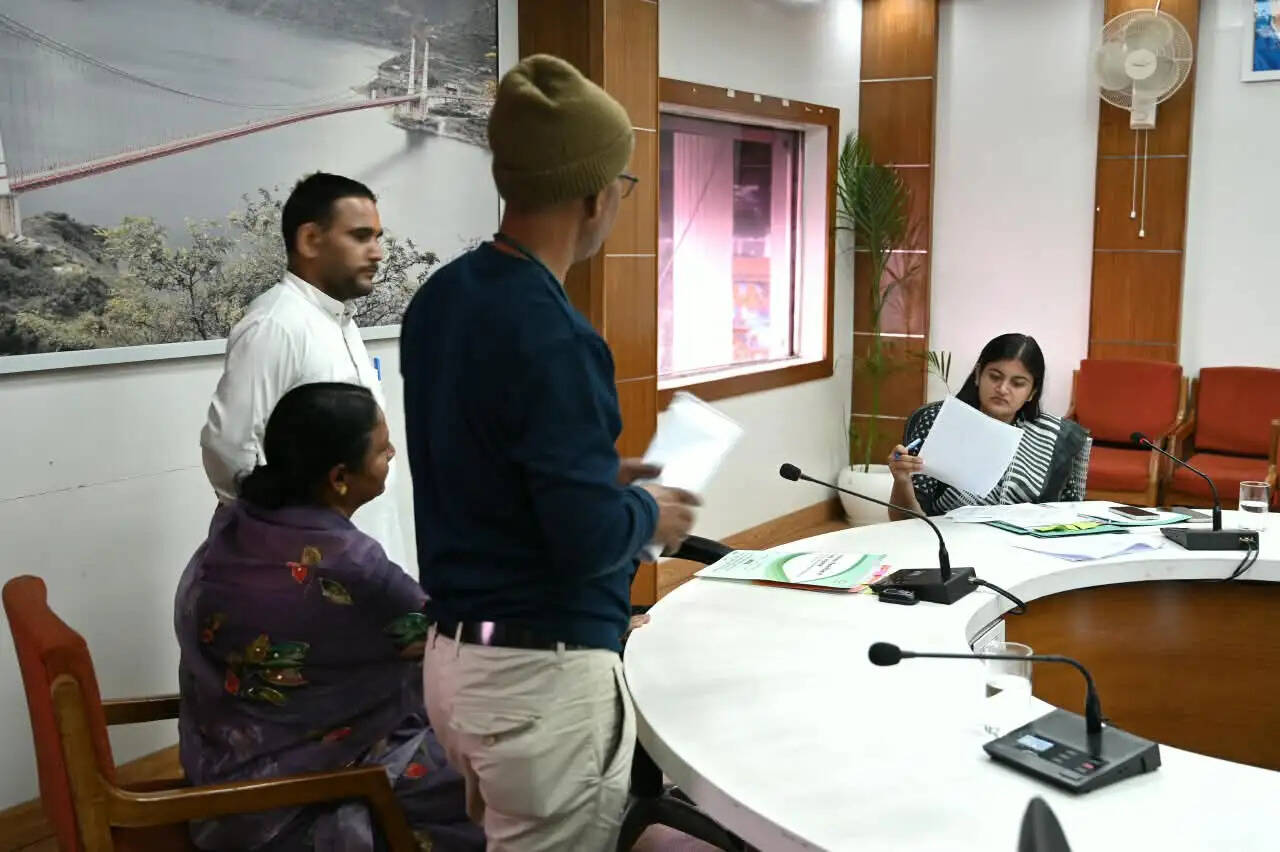 रावत गांव में विद्यालय का रास्ता टूटने से विद्यार्थियों को हो रही समस्या