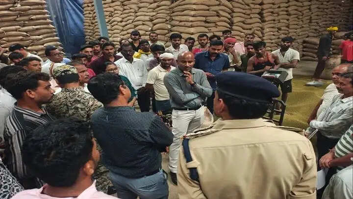 सीहोरः कलेक्टर ने भैरूंदा एवं रेहटी में मूंग उपार्जन केंद्रों का किया निरीक्षण
