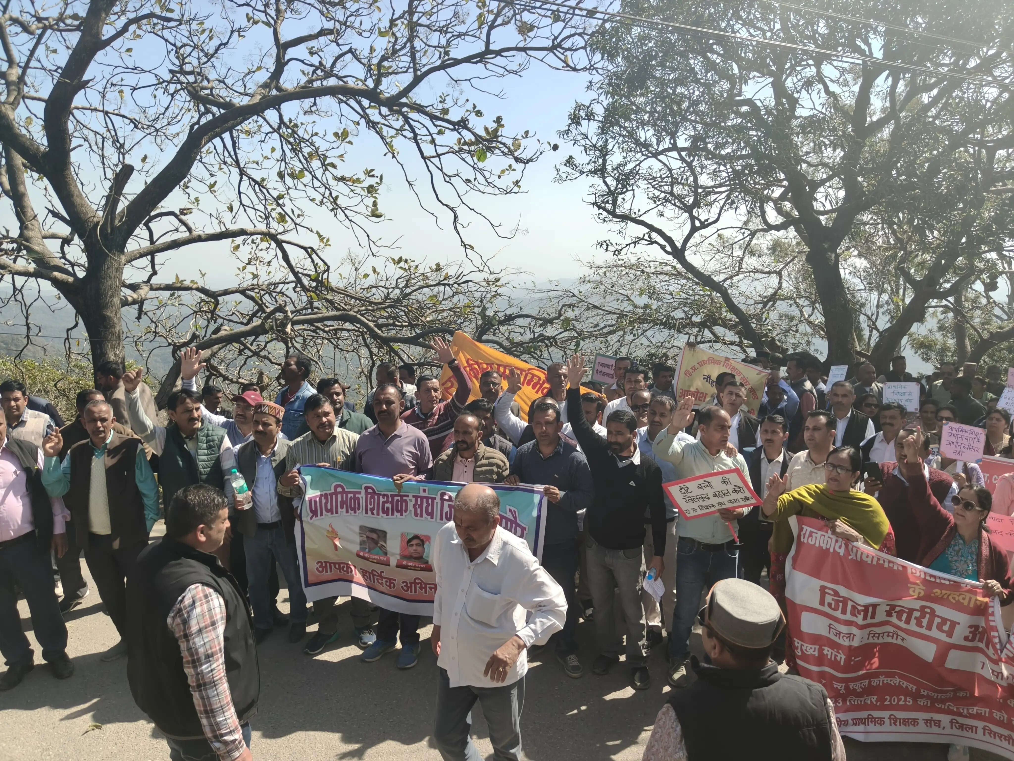 प्राथमिक शिक्षक संघ जिला सिरमौर ने क्लस्टर प्रणाली के विरोध में किया प्रदर्शन।