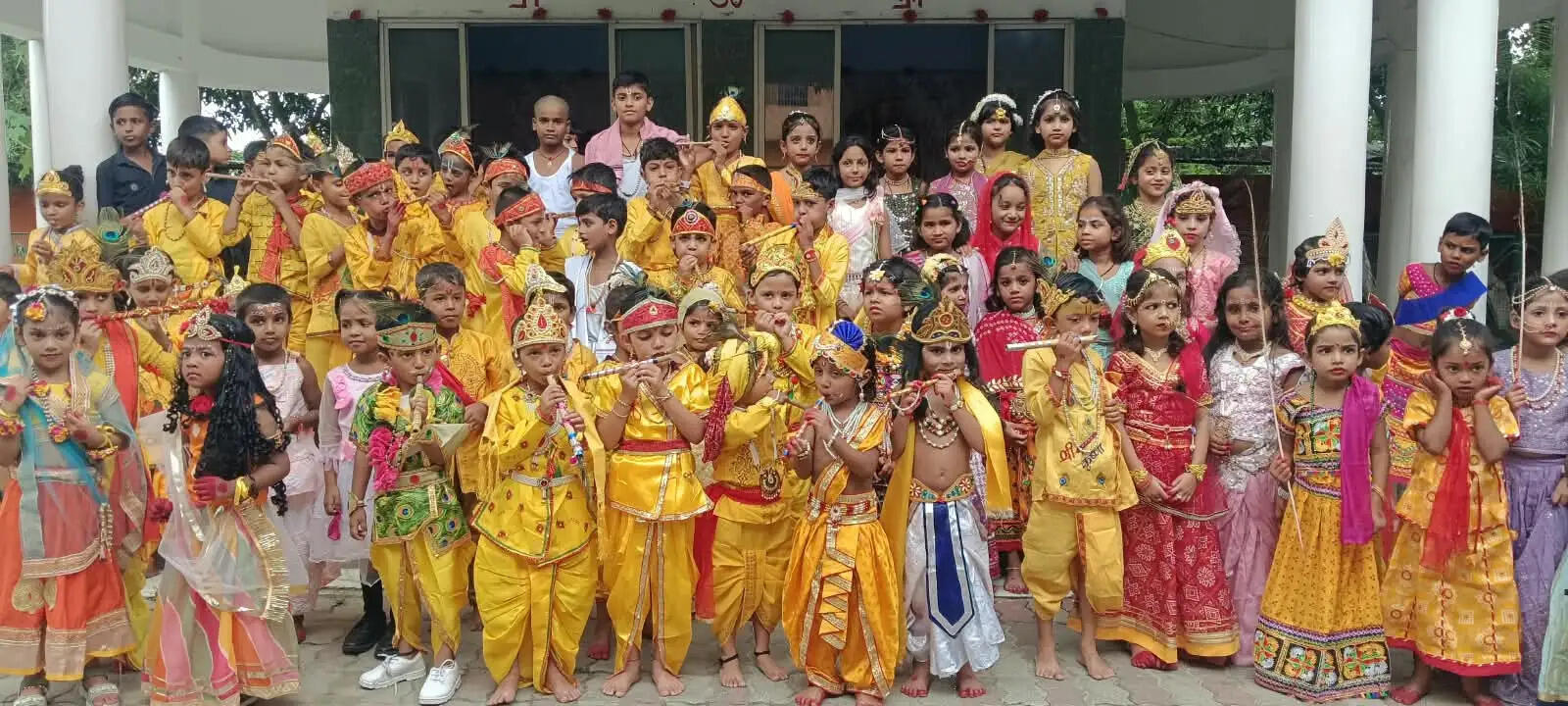 नन्हे मुन्ने बच्चों ने राधा-कृष्ण का रूप धारण कर किया मोहित