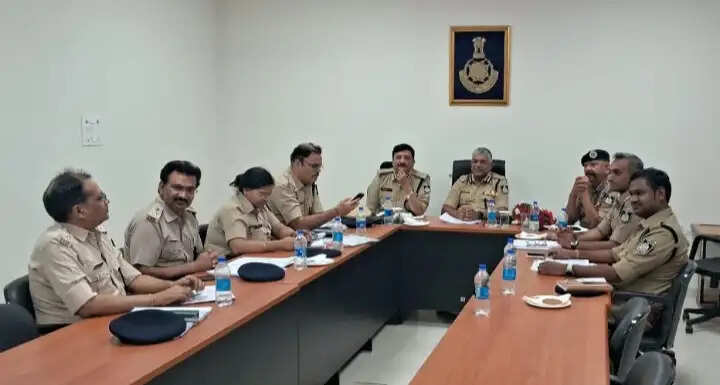 रीवाः आईजी गौरव राजपूत ने ली पुलिस अधीक्षकों की क्राइम समीक्षा बैठक