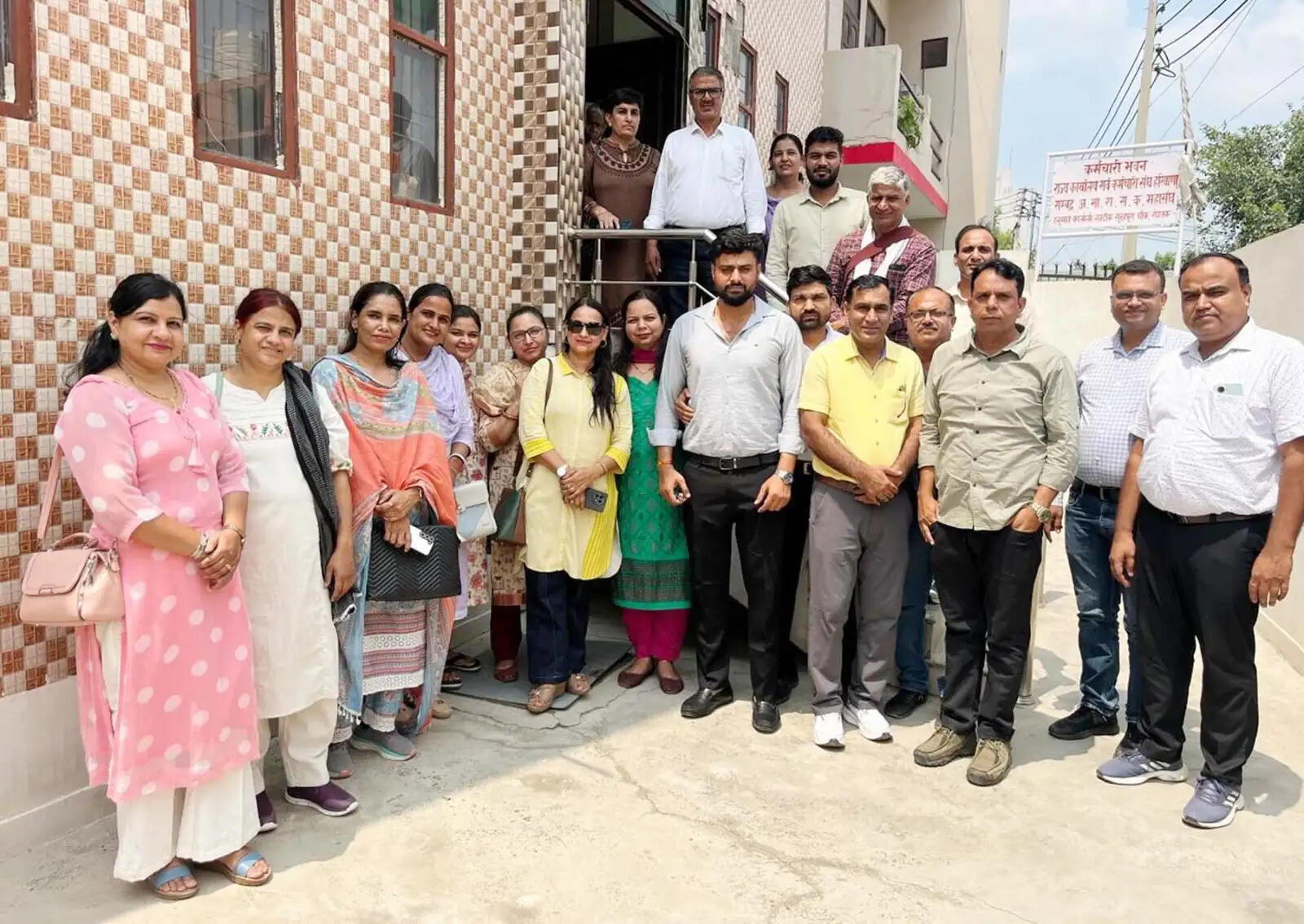 स्वास्थ्य कर्मचारियों ने ऑनलाइन ट्रांसफर पॉलिसी के खिलाफ खोला मोर्चा