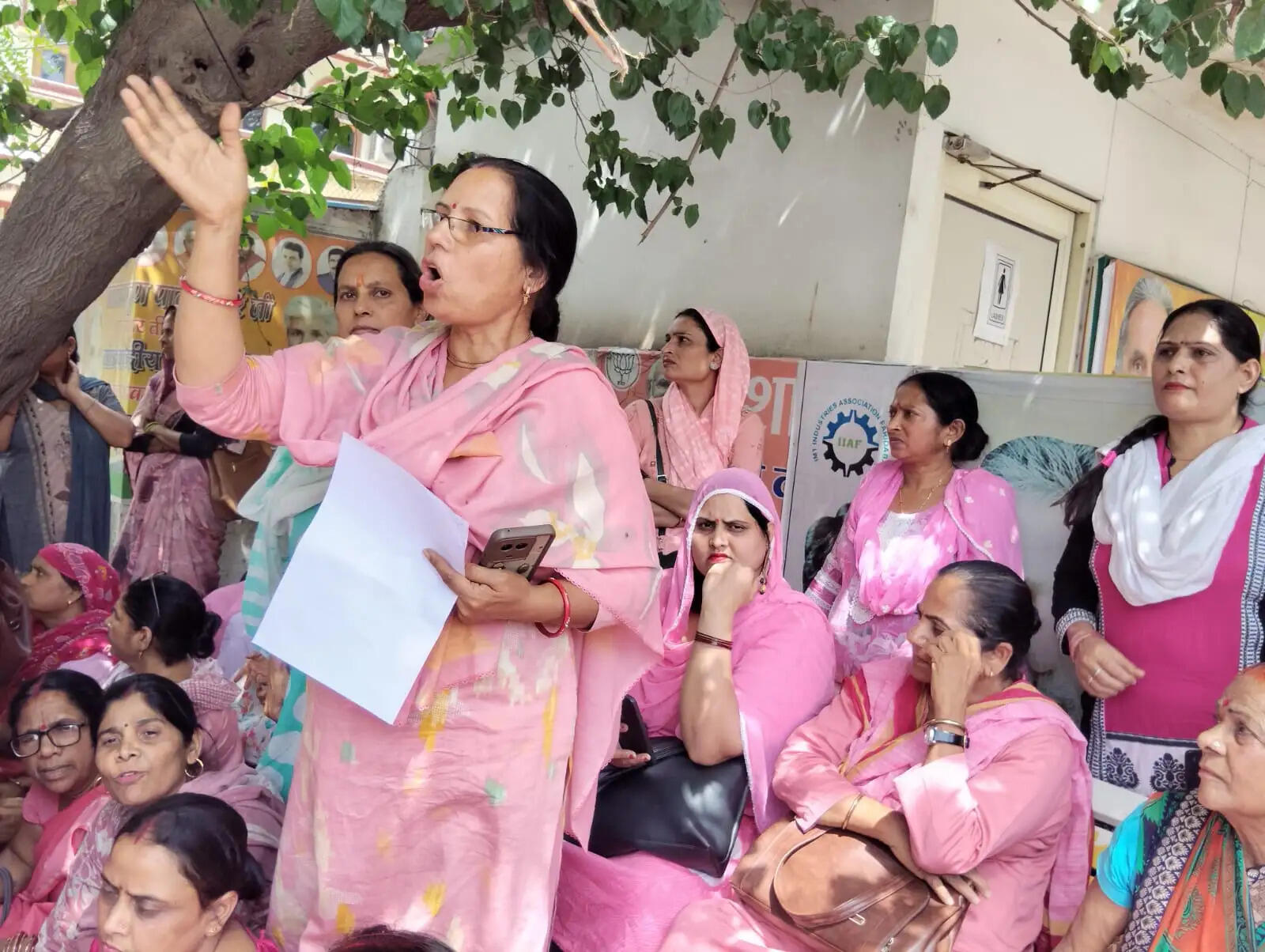 फरीदाबाद : आंगनवाड़ी वर्कर ने केंद्रीय राज्यमंत्री के आवास पर प्रदर्शन कर सौंपा ज्ञापन