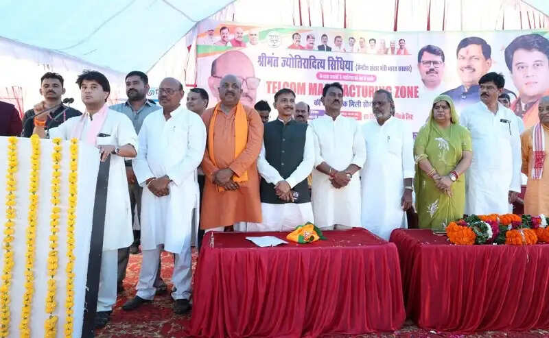 केन्द्रीय मंत्री सिंधिया ने ग्वालियर में स्थापित होने वाले एशिया के पहले टेलीकॉम मैन्युफैक्चरिंग ज़ोन का किया निरीक्षण