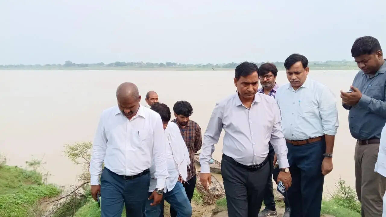 यमुना के बढ़ते जलस्तर पर डीएम ने अस्ता गांव का किया दौरा, राहत व्यवस्थाओं के दिए निर्देश