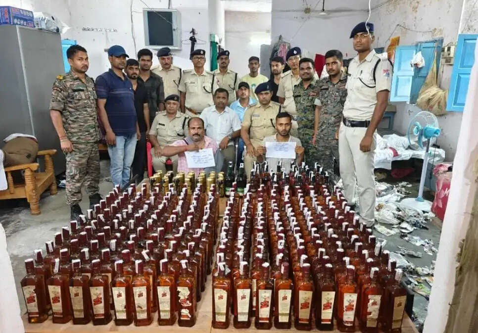 वैशाली एक्सप्रेस से विदेशी शराब बरामद, सुपौल स्टेशन पर दो तस्कर गिरफ्तार