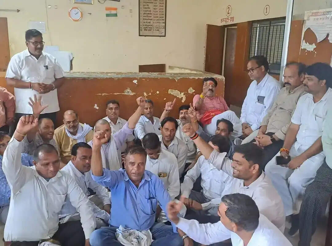 हाथरस में 26 दिन बाद समाप्त हुई अधिवक्ता, दस्तावेज लेखकों की हड़ताल
