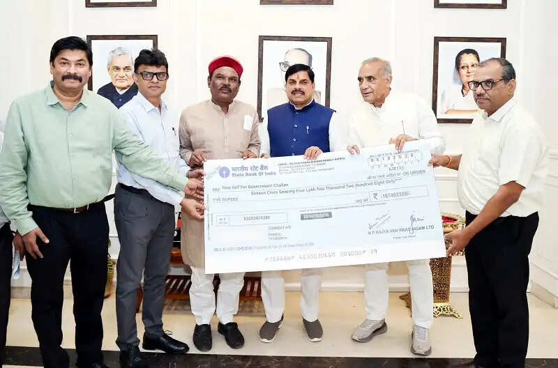 मप्रः मुख्यमंत्री को वन विकास निगम की ओर से सौंपा गया 16.74 करोड़ रुपये के लाभांश का चेक
