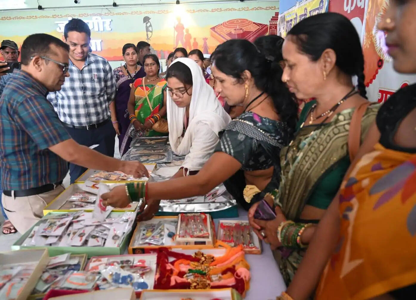 कलेक्टर ने स्व-सहायता समूह की महिलाओं से खरीदी हस्तनिर्मित राखियां